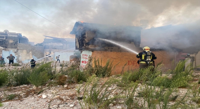 Hatay’da 2 katlı boş binada çıkan yangın söndürüldü