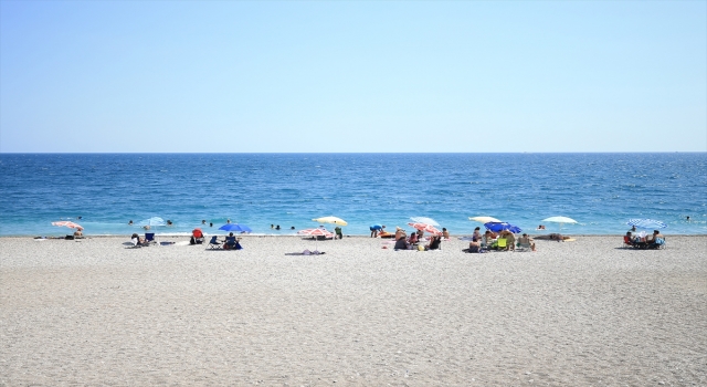 Antalya sahillerinde sıcak hava yoğunluğu