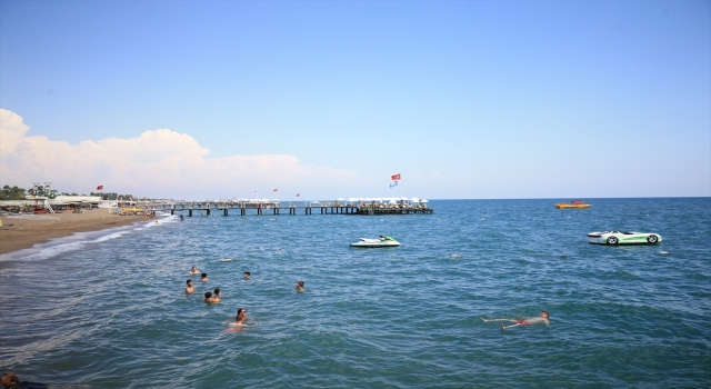 Antalya sahillerinde sıcak hava yoğunluğu sürüyor