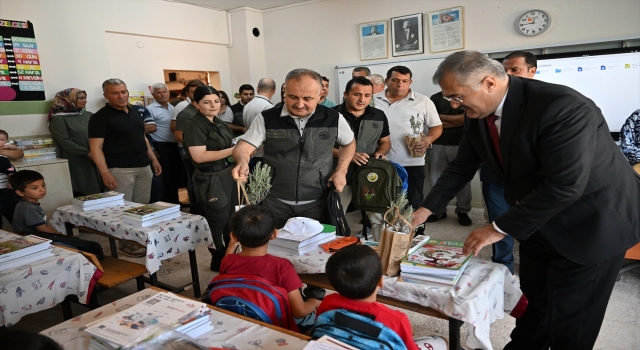 Adana’da dersbaşı yapan öğrencilere fidan ve kırtasiye hediyesi