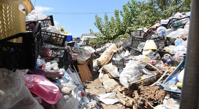 Antalya’da bir gecekondudan 14 kamyon çöp çıkarıldı