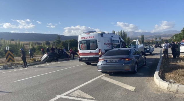 Isparta’da çarpışan iki otomobildeki 6 kişi yaralandı