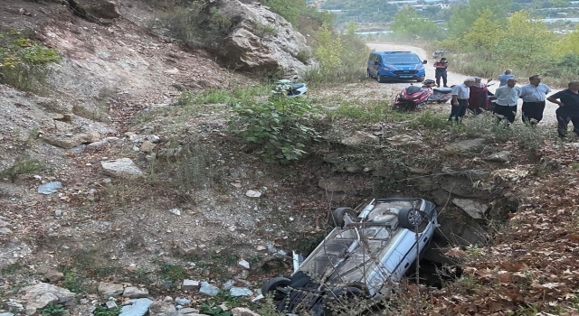 Alanya’da çukura yuvarlanan otomobilde sürücü yaralandı