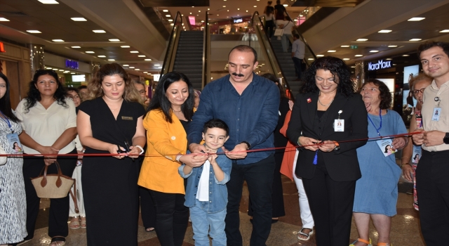 Antalya’da kanser tedavisi gören çocukların annelerinin ve hastaların el emeği ürünleri sergilendi