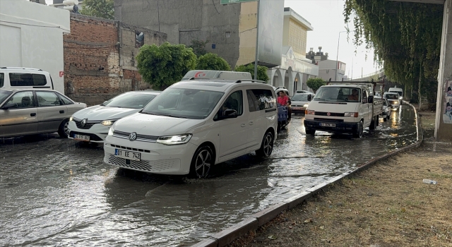 Adana’da sağanak ve şiddetli rüzgar hayatı olumsuz etkiledi