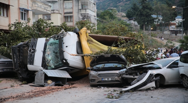 Hatay’da hafriyat kamyonunun 7 araca çarpması sonucu 5 kişi yaralandı