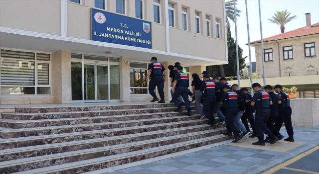 Mersin’de silah zoruyla alıkonulan kişinin gasbedildiği iddiasına 2 tutuklama