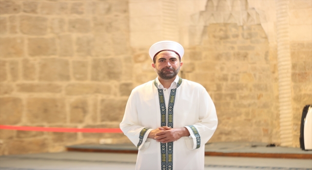 Antalya’da imam görev yaptığı tarihi camiyi turistlere 4 dilde anlatıyor