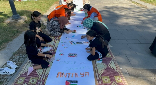 Antalya’da çocuklar Filistin’e destek için resim çizdi