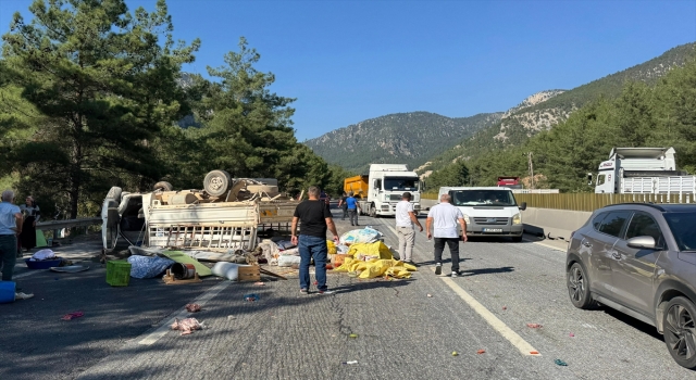 Adana’da devrilen kamyonetteki aynı aileden 6 kişi yaralandı