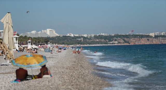 Antalya’da sıcak hava nedeniyle sahillerdeki yoğunluk sürüyor