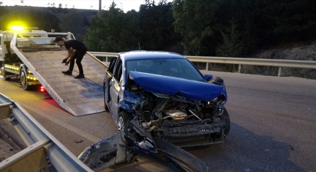 Burdur’da bariyerlere ve traktöre çarpan otomobildeki 5 kişi yaralandı