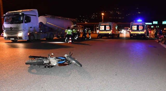 Hatay’da dur ihtarına uymayan motosikletin çarpması sonucu 1’i polis 3 kişi yaralandı