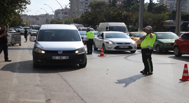 Adana’da yayalara yol vermeyen sürücülere ceza kesildi