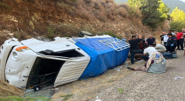 Antalya’da şarampole devrilen kamyonetteki 8 kişi yaralandı