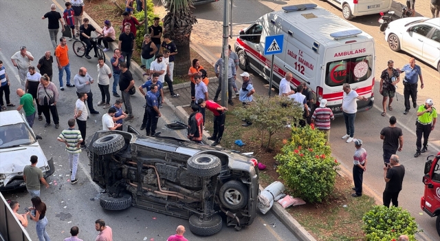 Mersin’de pikaba çarpıp devrilen cipteki 4 kişi yaralandı