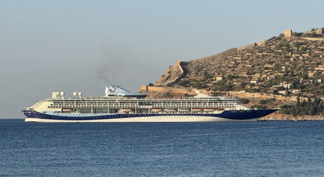 Bahama bayraklı kruvaziyer ”Marella Discovery” Alanya Limanı’na demirledi