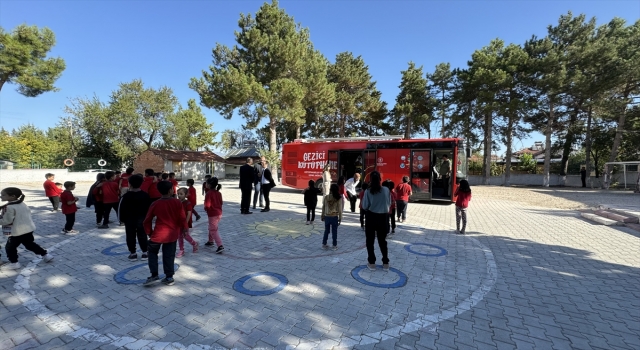 Mobil ”gezegen evi” ile köy okullarındaki öğrencilere uzay merakı aşılanıyor