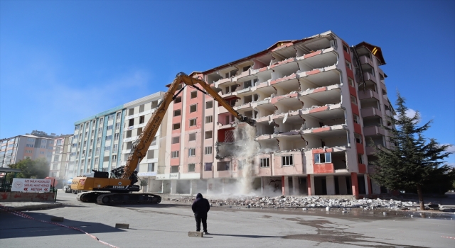 Kahramanmlaraş’ta hasarlı binaların kontrollü yıkımı sürüyor