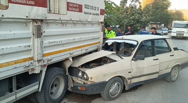 Adana'da Park Halindeki Kamyonete Çarpan Otomobilde 3 Kişi Yaralandı