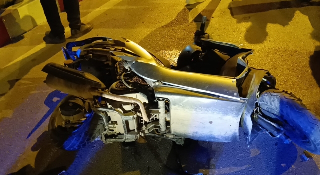 Adana’da otomobille çarpışan motosikletteki anne ve oğlu yaralandı