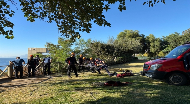 Antalya’da kayalıklarda mahsur kalan kişi kurtarıldı