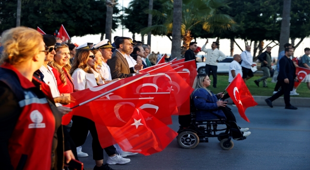 Mersin’de 101 metre Türk bayrağıyla Cumhuriyet yürüyüşü düzenlendi