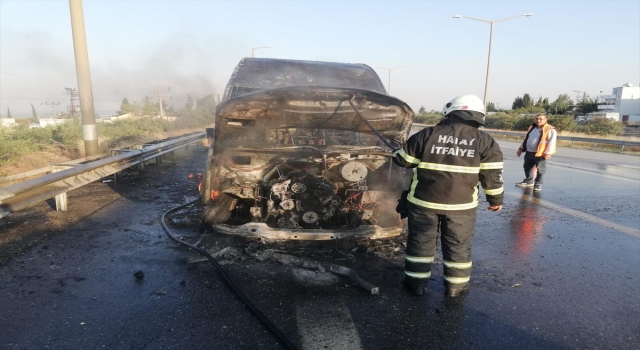 Hatay’da seyir halindeki minibüste çıkan yangın söndürüldü