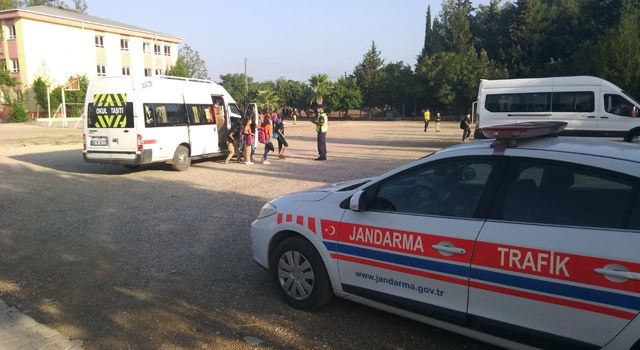 Jandarma, öğrenci servislerini denetledi