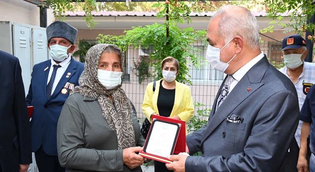 Kahraman Gazilere Başkan Kadir Kara’dan Plaket