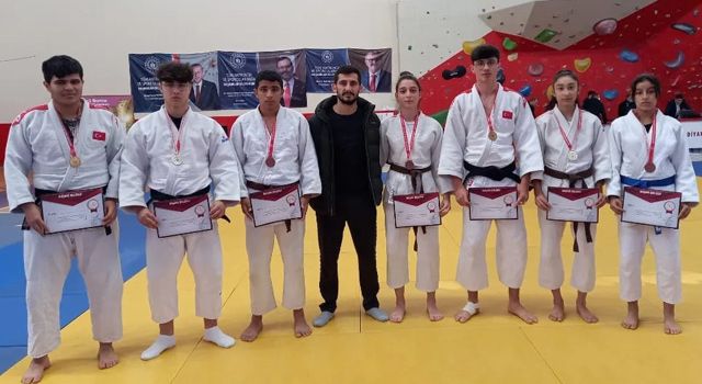 Osmaniyeli genç judoculardan madalyalarla döndü