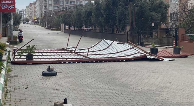 Osmaniye'de fırtına çatıları uçurdu