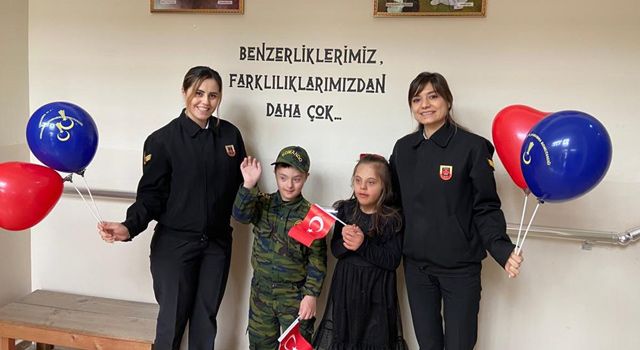 Jandarma personeli, down sendromlu öğrencilerle buluştu