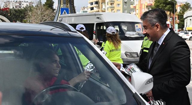 Osmaniye Valisi Yılmaz çalışan kadınların gününü çiçekle kutladı