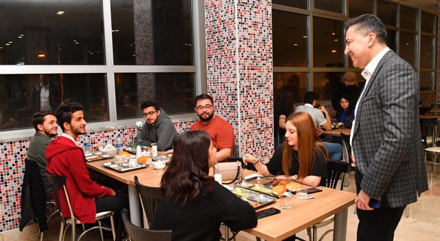 OKÜ Rektörü iftar yemeğinde öğrencilerle buluştu