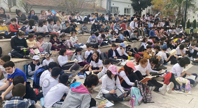 Okuma etkinliği kapsamında, Meydanda kitaplar okundu