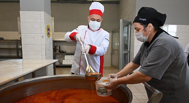 Osmaniye Belediyesi Sıcak Yemek Dağıtımına Başladı