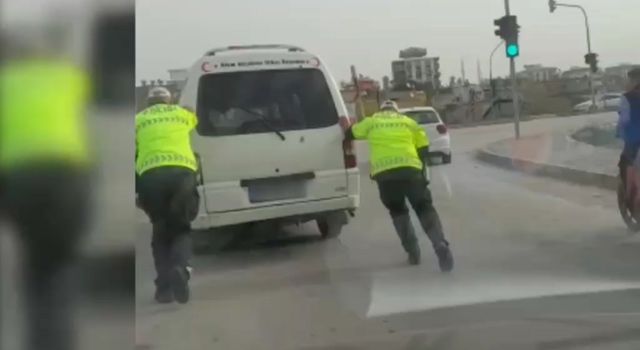 Osmaniye trafik polisleri, yolda kalan sürücünün minibüsünü itti