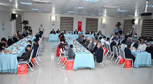 Vali Yılmaz eşiyle birlikte Huzurevi’nde iftar yaptı