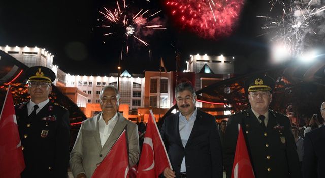 Zaferinin 100. yılında fener alayı yürüyüşü ve havai fişek gösterisi