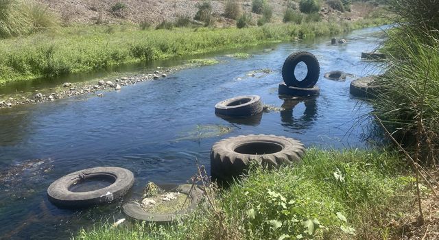 Karaçay dere yatağına dökülen atık lastikler, tepkilere neden oldu