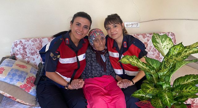 Jandarma, Dünya Yaşlılar Gününde, 105 yaşındaki kadını unutmadı