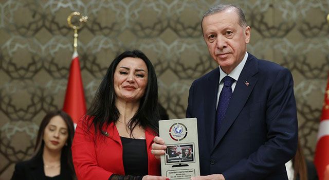 Osmaniye’nin Radyosu’na ödülü Erdoğan takdim etti