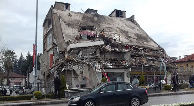 Ağır hasarlı binaların yıkımına durdurma kararı