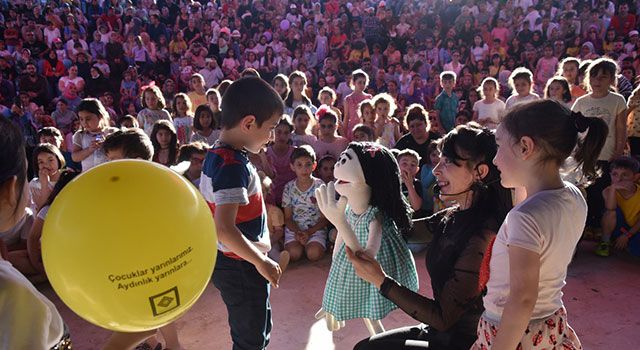 Depremzede çocuklar gösterilerle sevindiriliyor