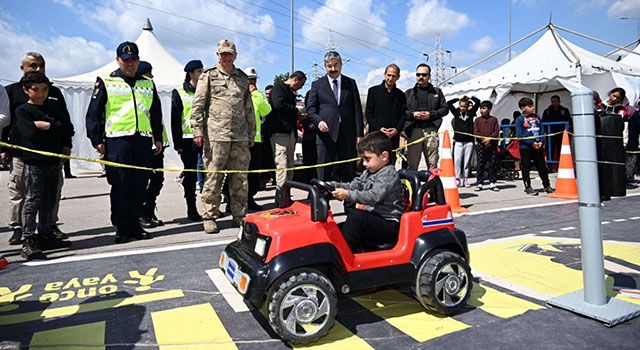 Depremzede çocuklar, Jandarma Trafik tırında eğlendi