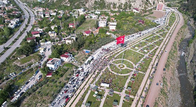 Mavi gökyüzü çocukların uçurtmalarıyla renklendi