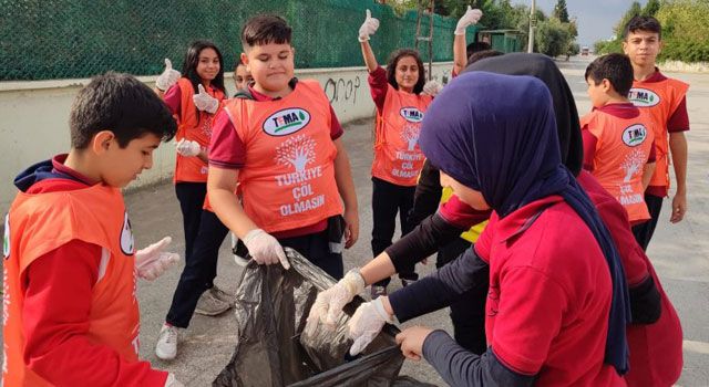 TEMA Gönüllüsü Öğrencilerden Çevre Temizliği