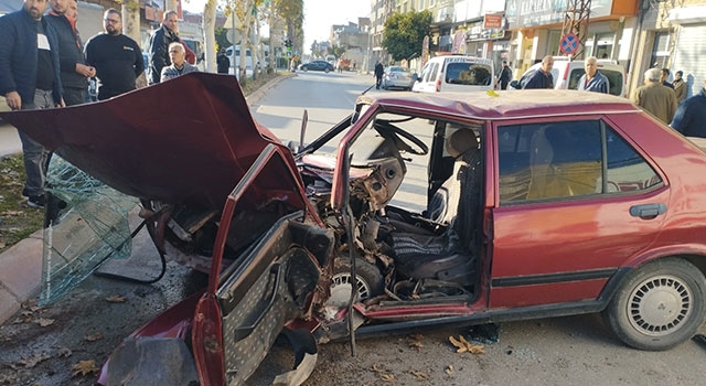 Adana’da refüje çarpan otomobilde sıkışan sürücü itfaiye ekiplerince kurtarıldı