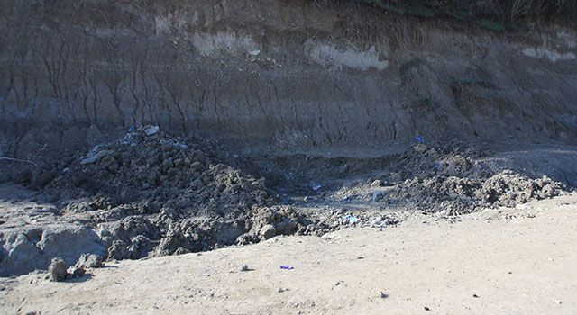 Antalya’da cesedi toprağa gömülü olarak bulunan Kırgız kadının cenazesi teslim edildi